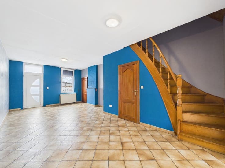 2-Bedroom House with GARDEN & GARAGE