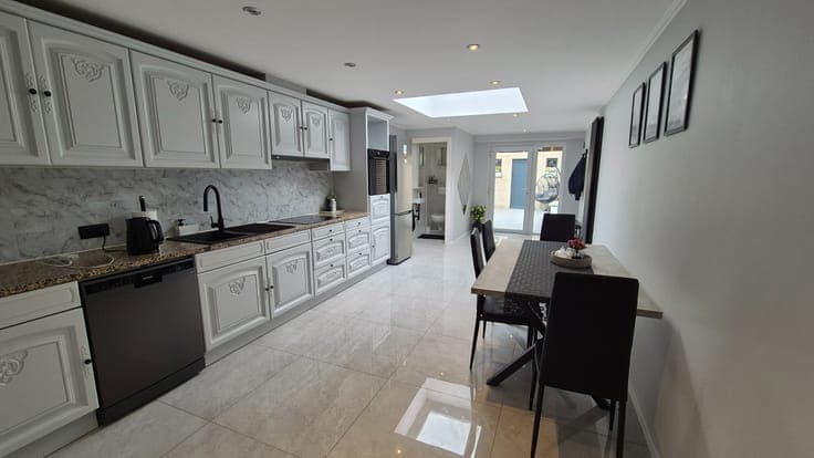 Mooi gelegen energiezuinige gerenoveerde woning met livin...
