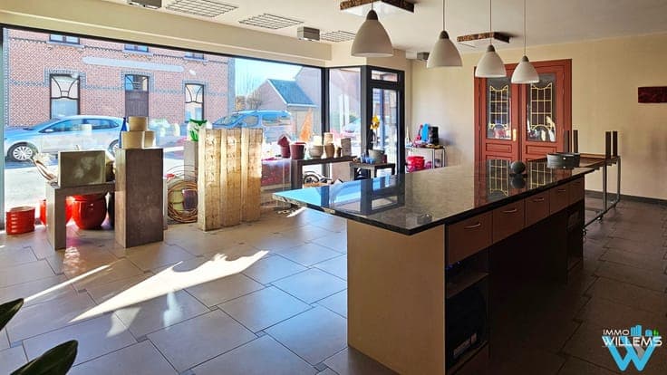 Very spacious home with commercial space in Perk