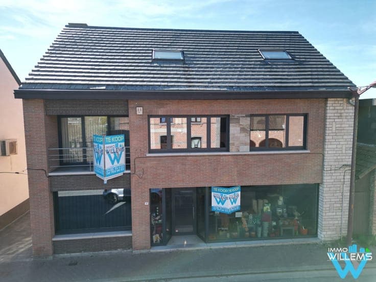 Very spacious home with commercial space in Perk