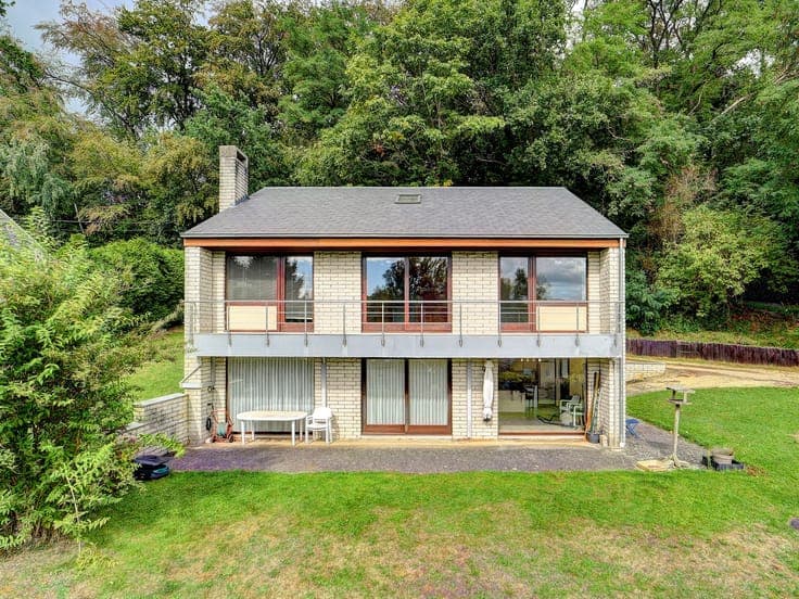 Spacious detached home in central Overijse