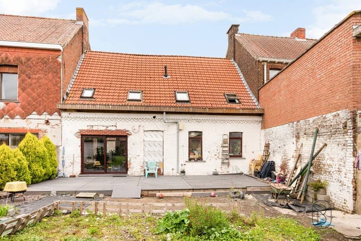 Spacious home with 5 bedrooms & south-facing garden