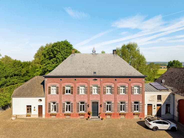 Exclusive rural square farmhouse in Arc-Wattripont