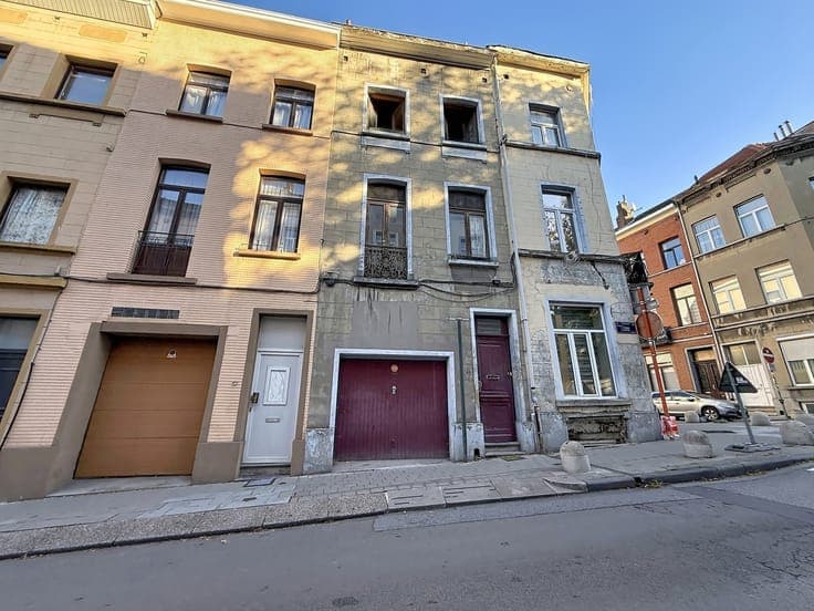 3-bedroom house with garage and garden to renovate