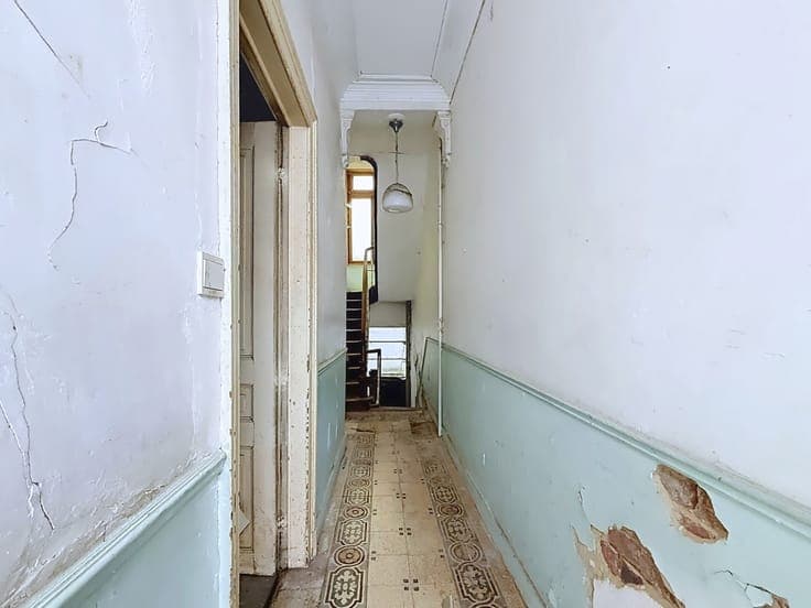3-bedroom house with garage and garden to renovate