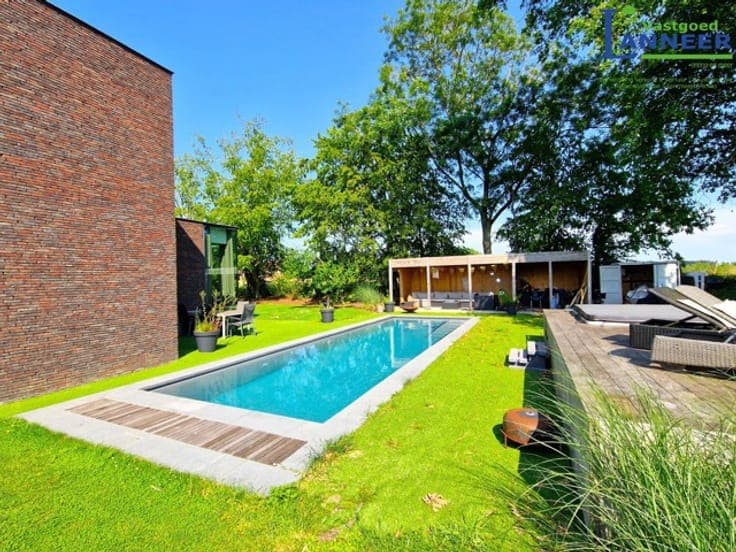 Spacious 5-bedroom villa with a swimming pool and meadow