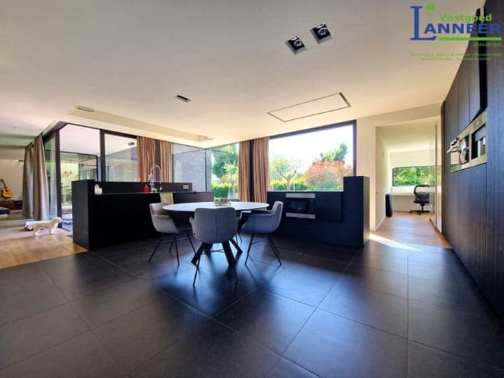 Spacious 5-bedroom villa with a swimming pool and meadow