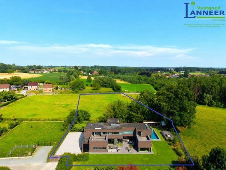 Spacious 5-bedroom villa with a swimming pool and meadow