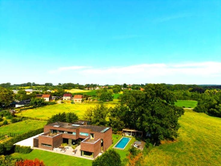 Spacious 5-bedroom villa with a swimming pool and meadow