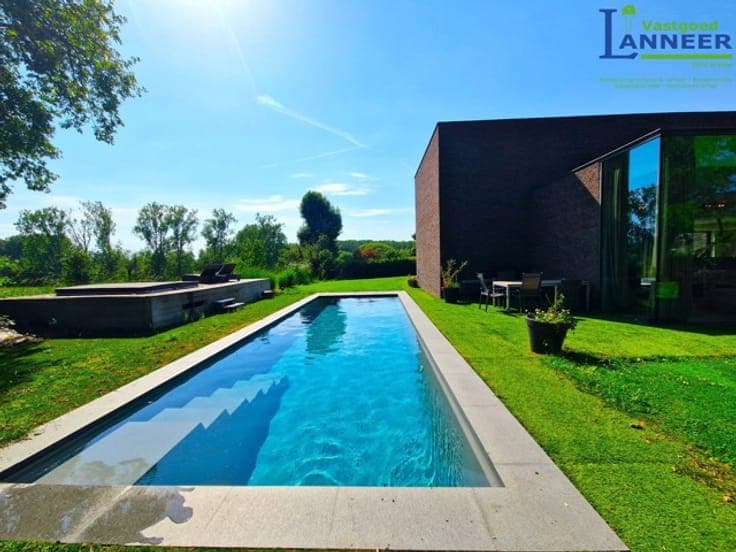 Spacious 5-bedroom villa with a swimming pool and meadow