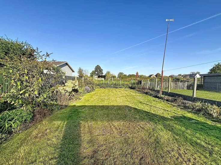 Op te frissen woning met binnenkoer, tuin, 3 slpks