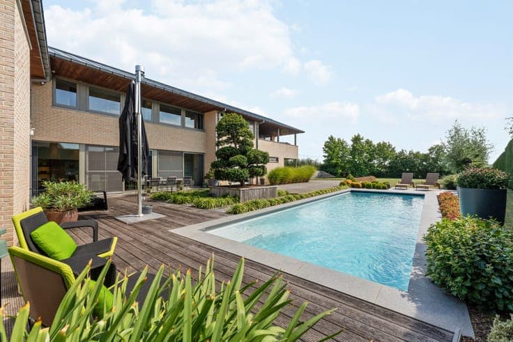 Modern villa, luxuriously finished with a pool on a spaciou