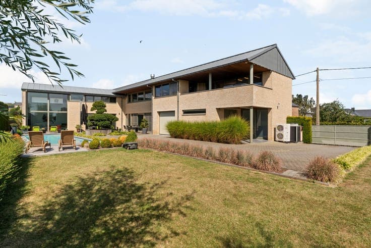 Modern villa, luxuriously finished with a pool on a spaciou