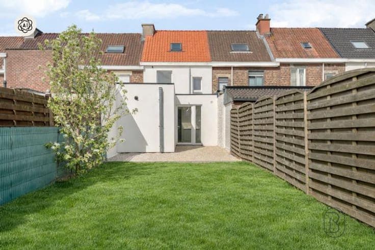 Well-located HOME with GARDEN!