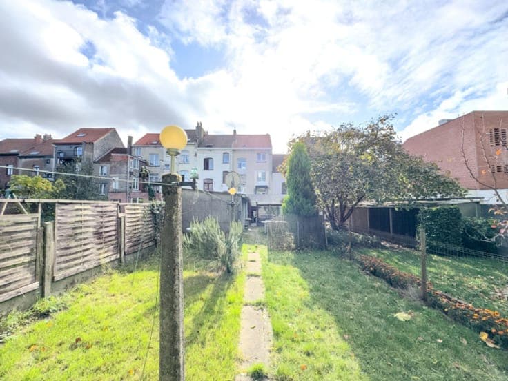 SPACIOUS HOUSE WITH GARDEN : 3 APARTMENTS POSSIBLE