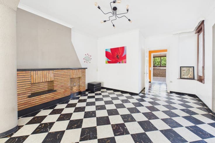 Spacious 2-fronted house with a large courtyard and great po