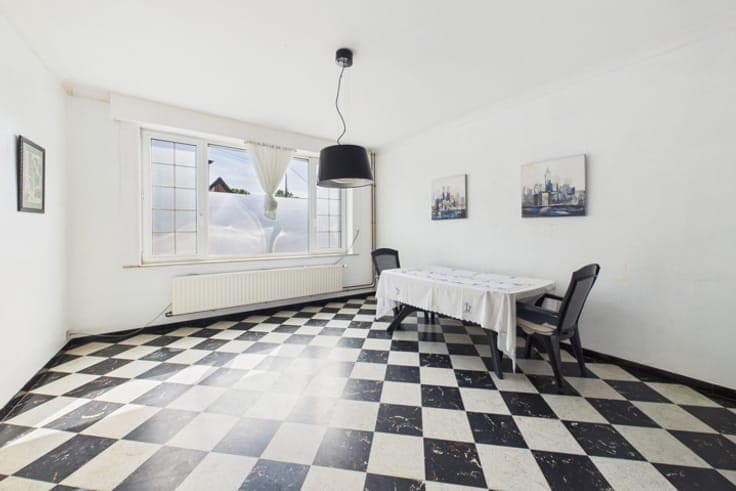 Spacious 2-fronted house with a large courtyard and great po