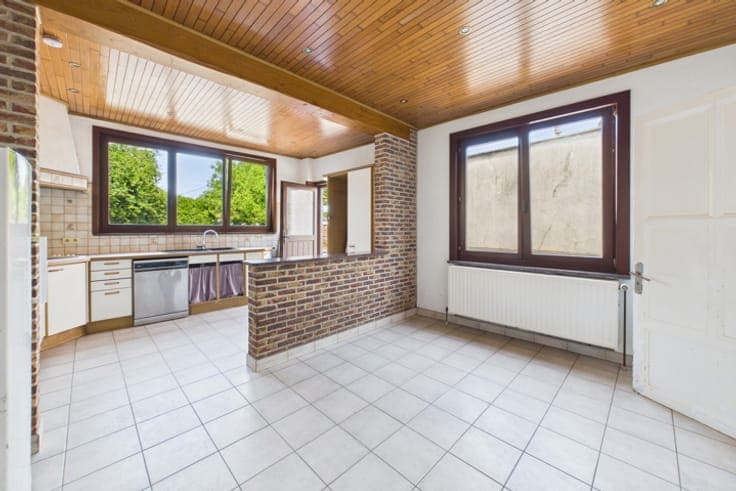 Spacious 2-fronted house with a large courtyard and great po