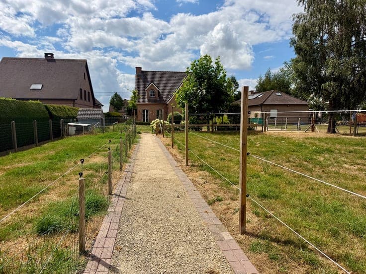 Vrijstaande villa met paardenstallen en weide.