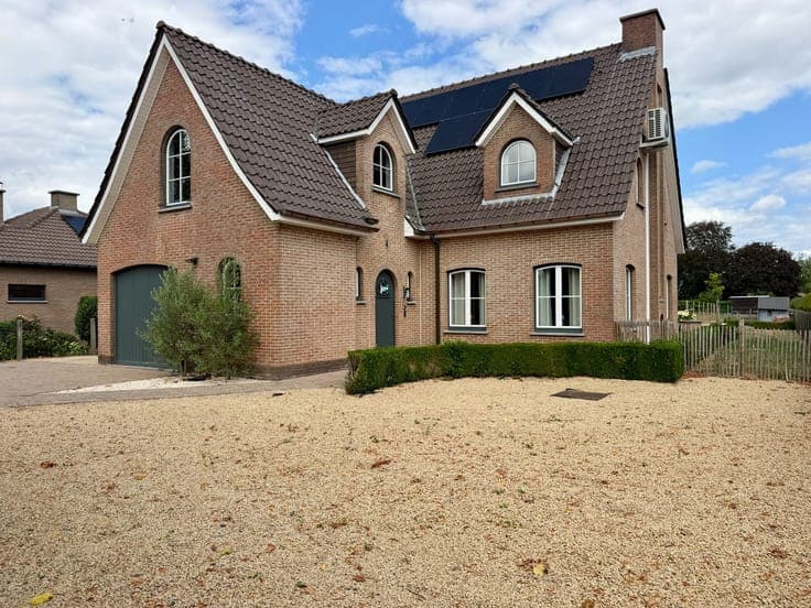 Vrijstaande villa met paardenstallen en weide.