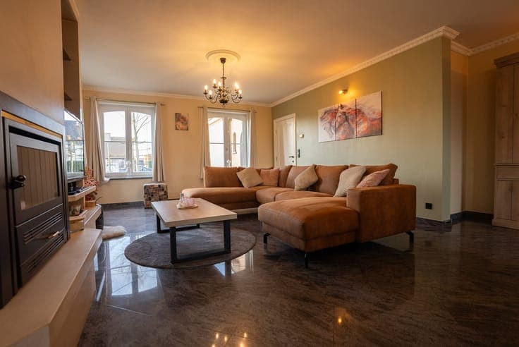 Vrijstaande villa met paardenstallen en weide.