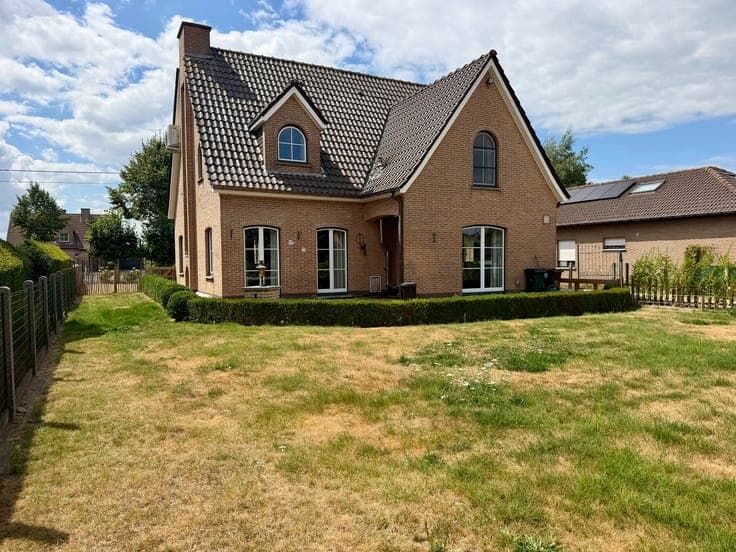 Vrijstaande villa met paardenstallen en weide.