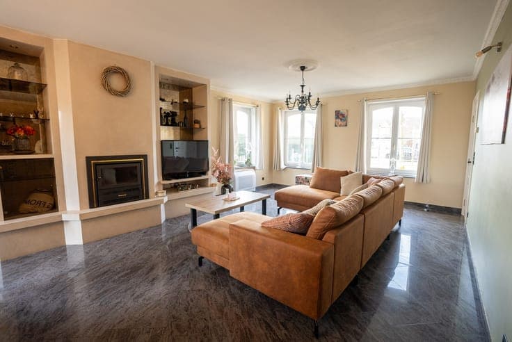 Vrijstaande villa met paardenstallen en weide.