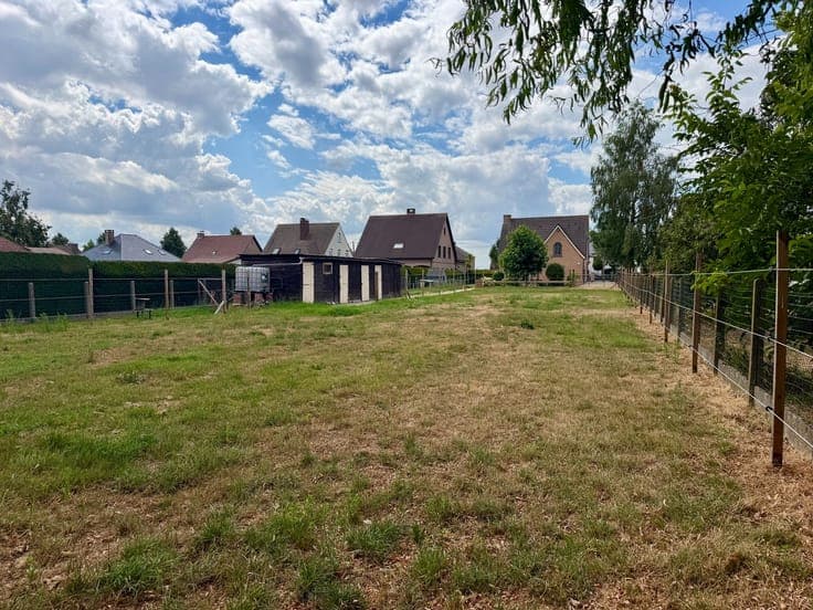 Vrijstaande villa met paardenstallen en weide.