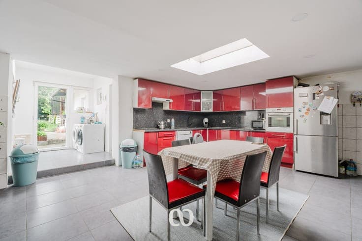 Spacious semi-detached house in a quiet location.