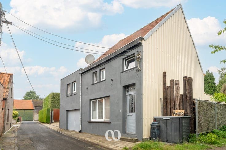 Spacious semi-detached house in a quiet location.