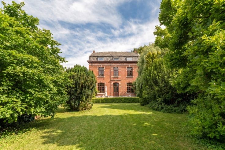 Roselies - Bourgeois house with outbuilding and wooded park