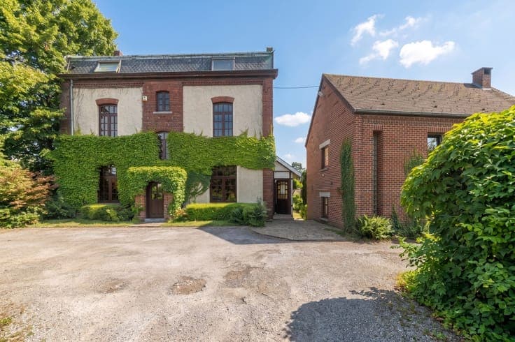 Roselies - Bourgeois house with outbuilding and wooded park
