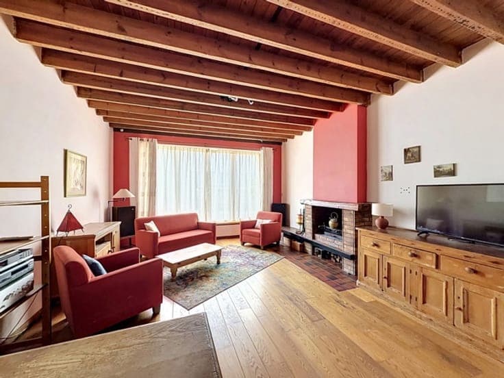 Bright 3-sided house in the heart of Genval