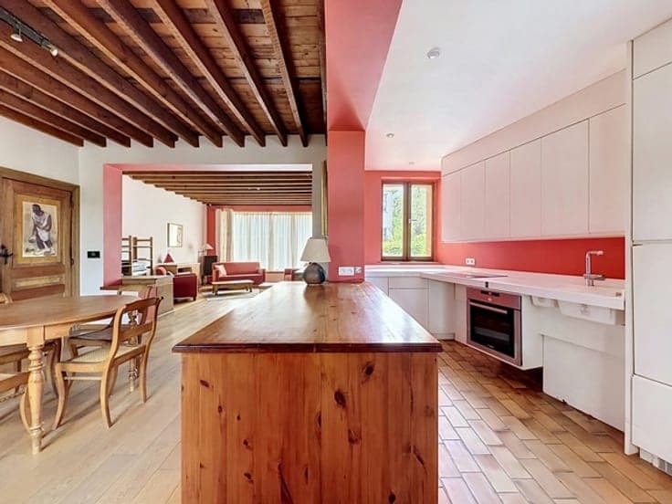 Bright 3-sided house in the heart of Genval