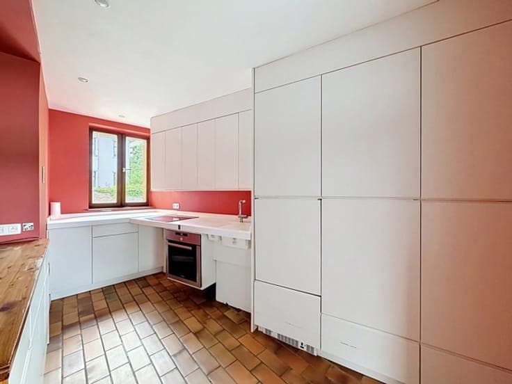 Bright 3-sided house in the heart of Genval