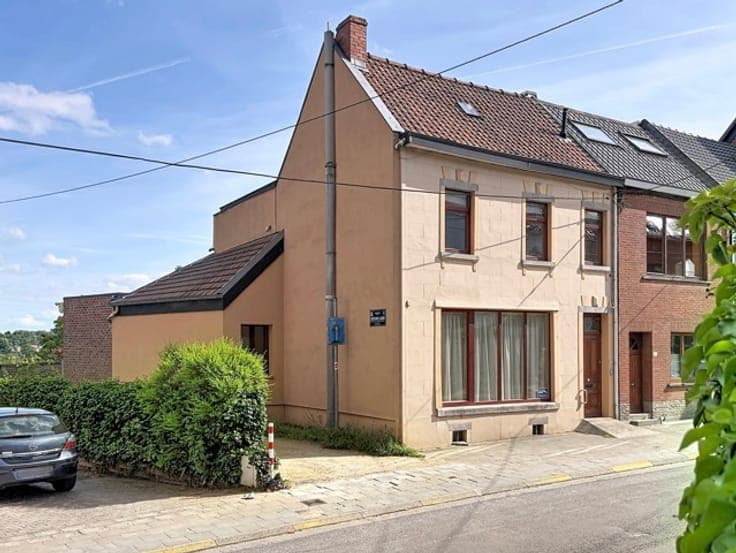 Bright 3-sided house in the heart of Genval
