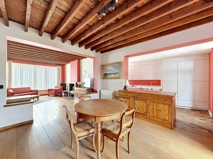 Bright 3-sided house in the heart of Genval
