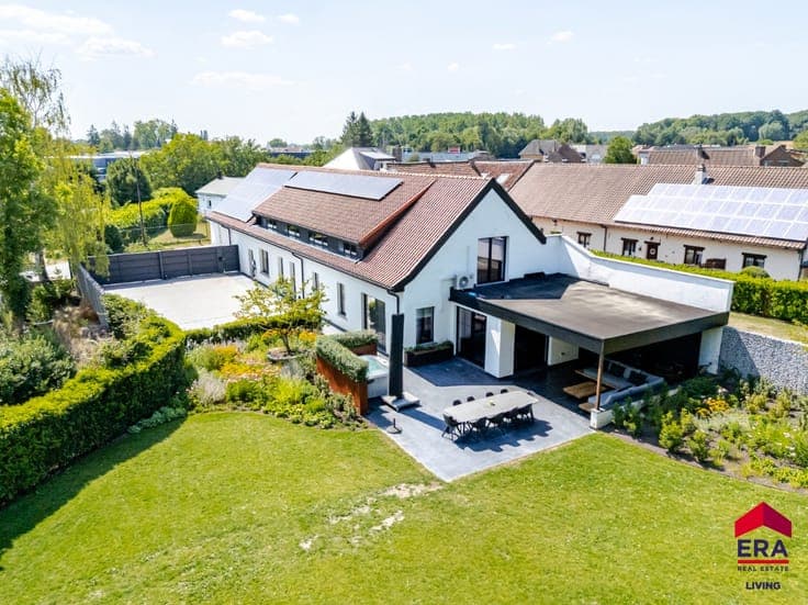 Exclusive villa with professional opportunities in Ternat