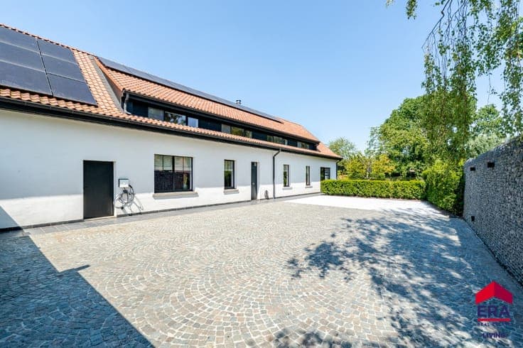 Exclusive villa with professional opportunities in Ternat