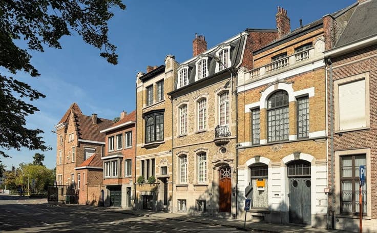architecturale parel met zonnige stadstuin nabij de Ezelp...
