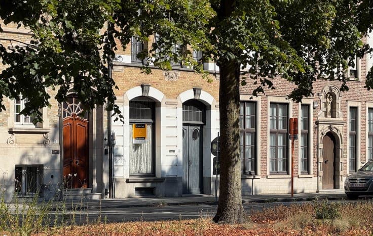 architecturale parel met zonnige stadstuin nabij de Ezelp...