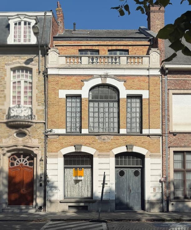 architecturale parel met zonnige stadstuin nabij de Ezelp...