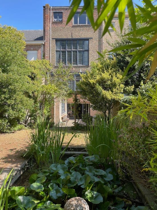 architecturale parel met zonnige stadstuin nabij de Ezelp...