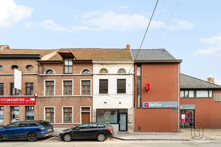 Commercial space + residence ideally located in the center!