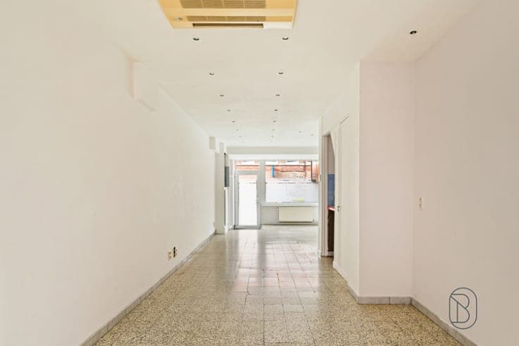 Commercial space + residence ideally located in the center!