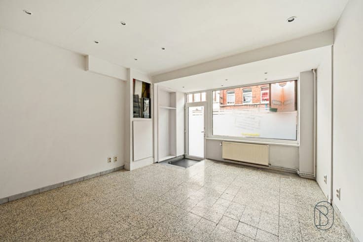 Commercial space + residence ideally located in the center!