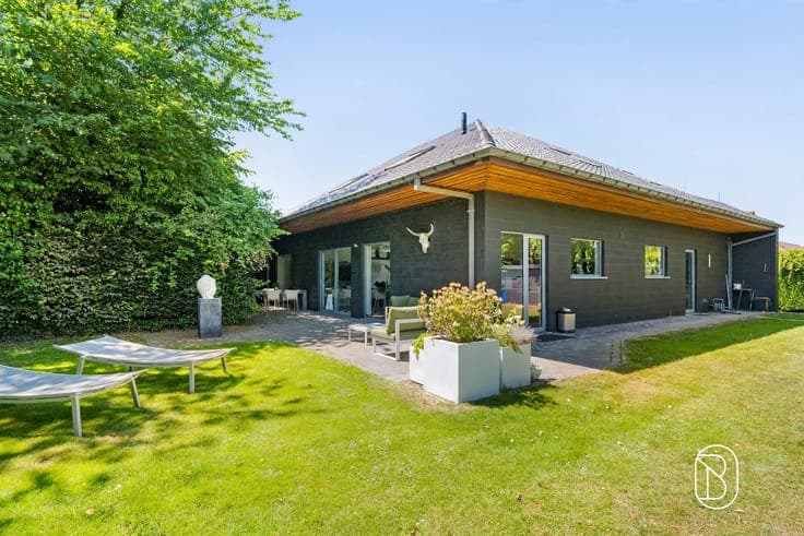 Kortrijk: spacious home, 230 m², 3 bedrooms, 1 bathroom, 500