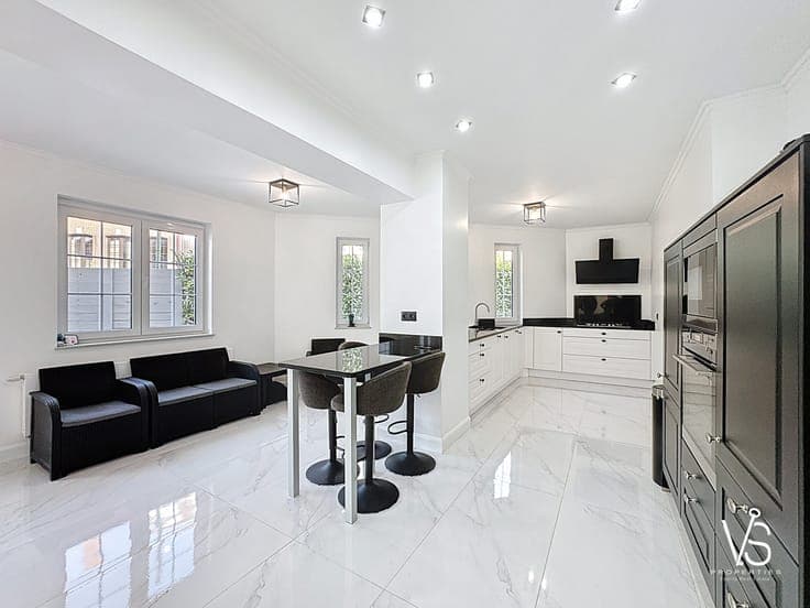 STUNNING CONTEMPORARY 4-BEDROOM HOUSE WITH GARDEN & GARAGE!