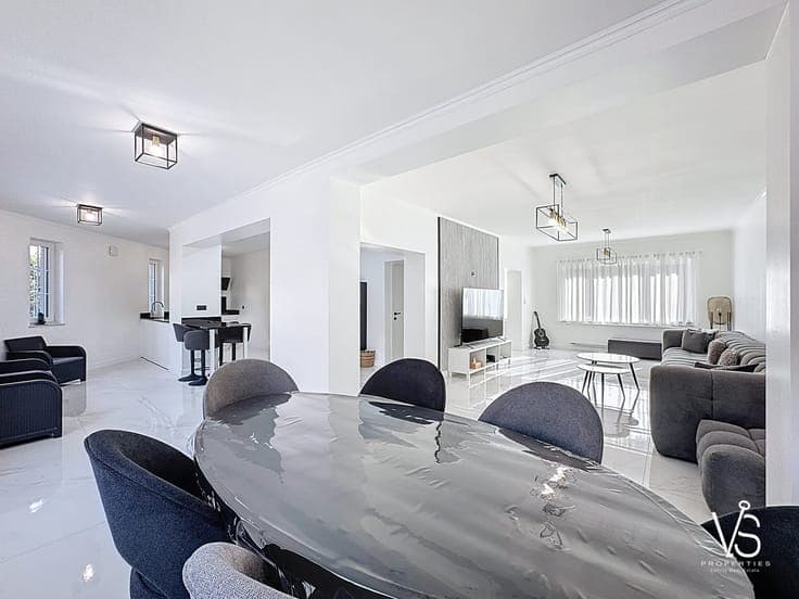STUNNING CONTEMPORARY 4-BEDROOM HOUSE WITH GARDEN & GARAGE!