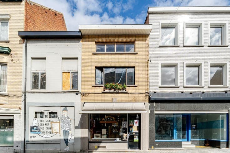 Two commercial properties with 304 m² of living space